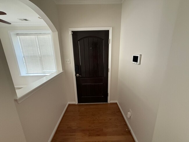 Building Photo - 2BR & 2BA Condo in Central Location w/Garage-Available 06/22/26
