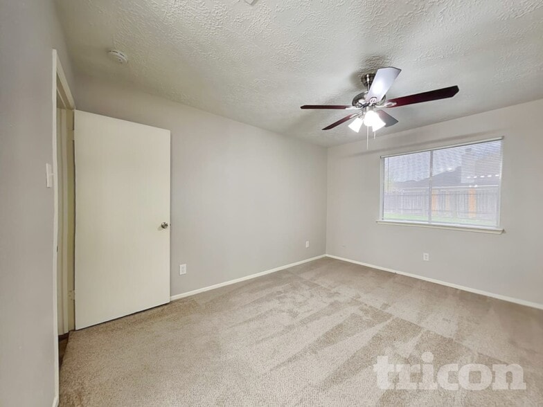 Building Photo - 7822 Breda Dr