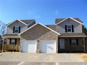 Building Photo - Duplex with a Fenced in Backyard!