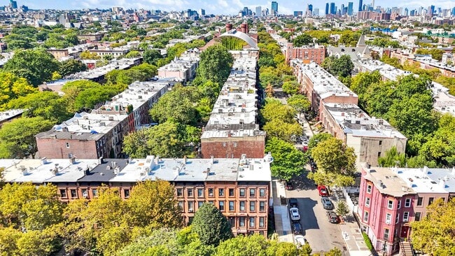 Building Photo - 1BR Stuyvesant Heights Garden Oasis with I...