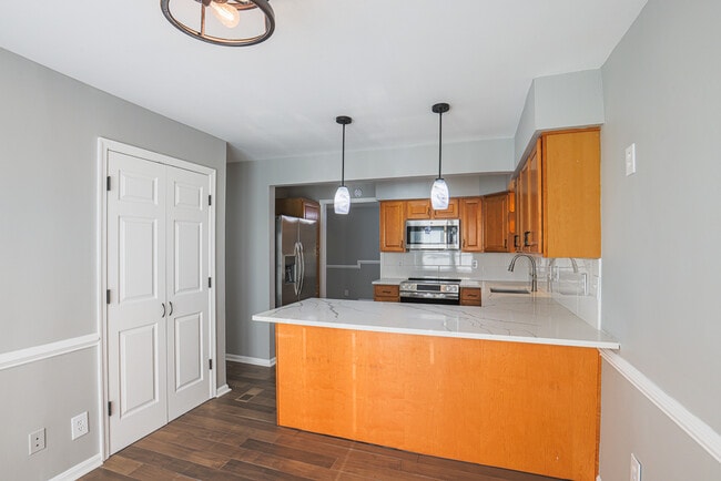 Building Photo - 733 Farnham Pl