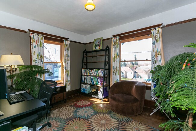 Bedroom - 718 NE Dekum St