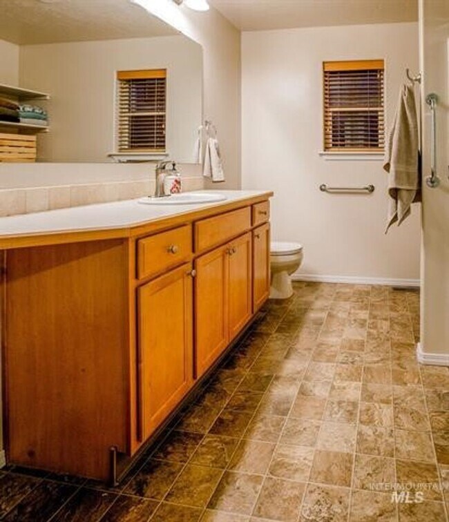 Building Photo - Beautiful 3 bed 2 bath home in the perfect Boise area just off Five Mile Rd and Lake Hazel Rd
