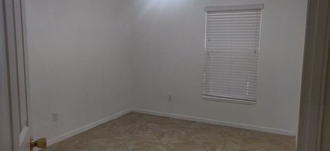 Building Photo - 4 bedroom 2 bath