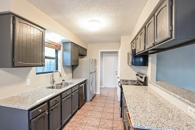 Building Photo - 6019 Coachgate Dr