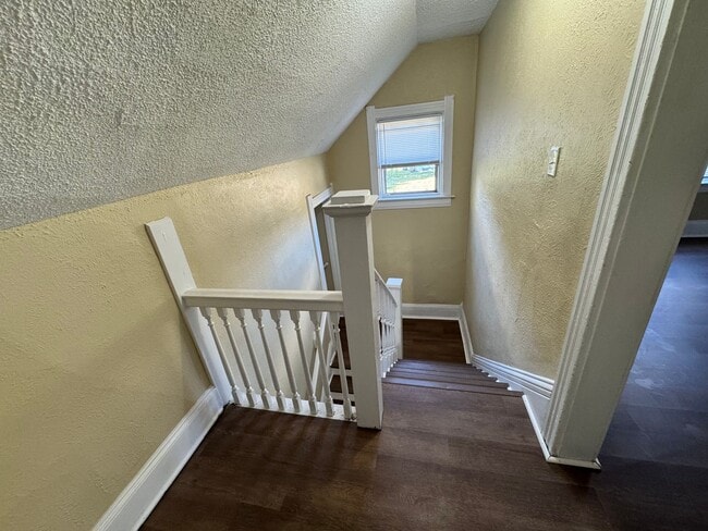 Building Photo - 4 Bedroom House