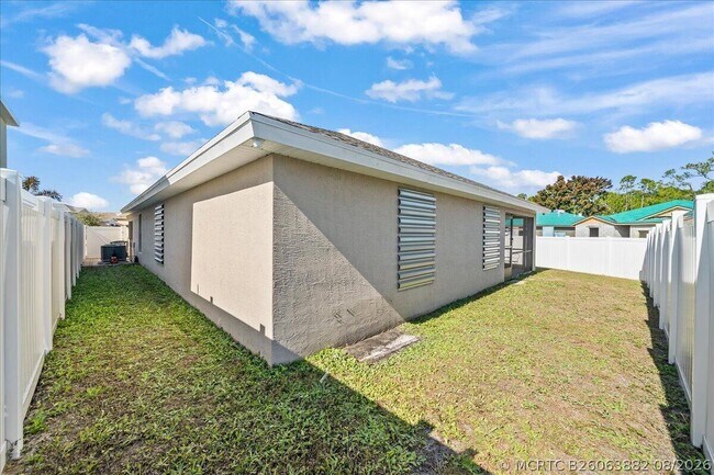 Building Photo - 340 Palm Breezes Dr