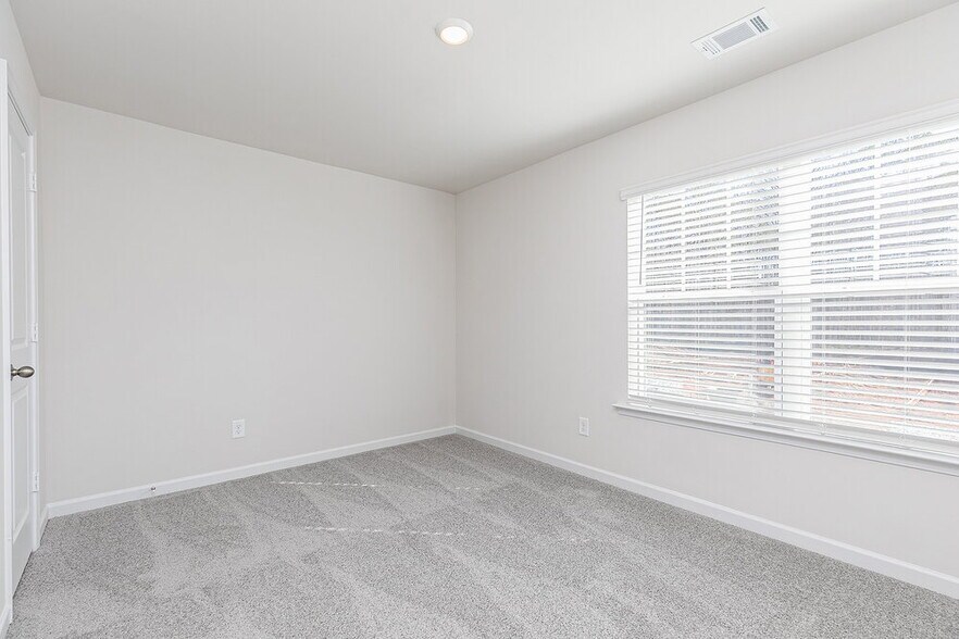 Building Photo - 616 Mackenzie Cv