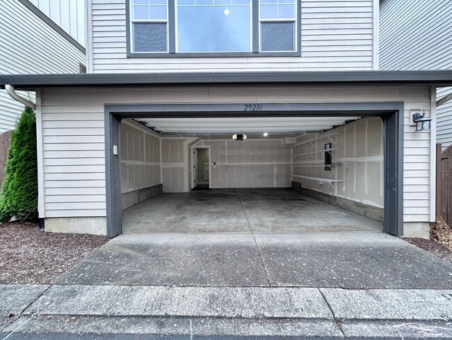 Building Photo - Incredibly Large 4 Bed 2.5 Bath Charmer!