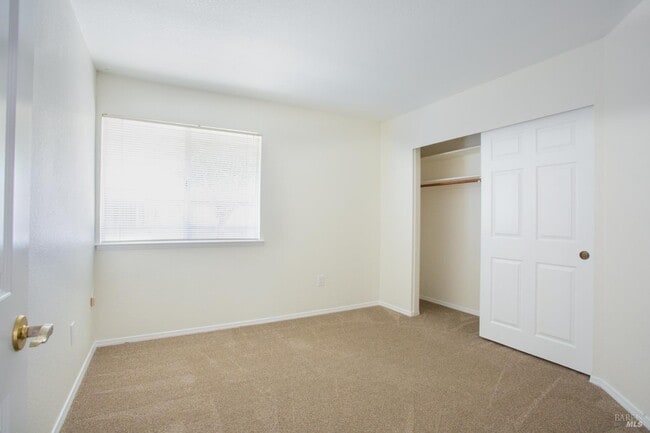 Building Photo - 767 Raven Dr