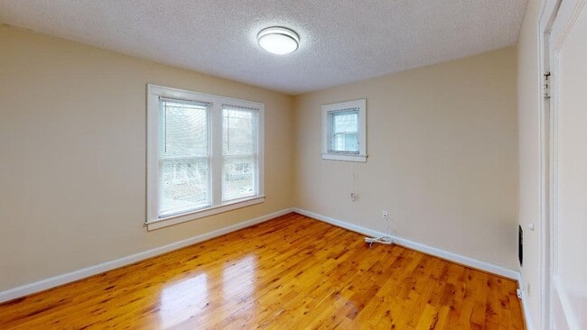 Building Photo - 3 BEDROOMS, 1 FULL BATHROOM + 3 FREE OFF-S...