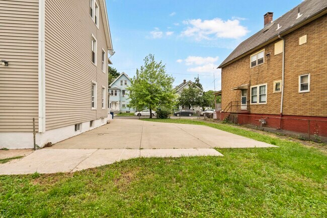 Building Photo - 354 Poplar St