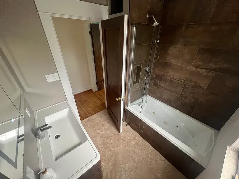 Second Bath - 90 High Park Blvd