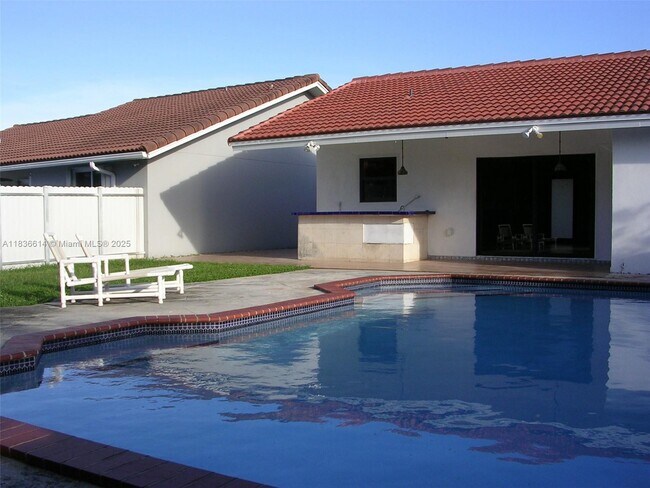 Building Photo - 14765 Kendale Lakes Blvd
