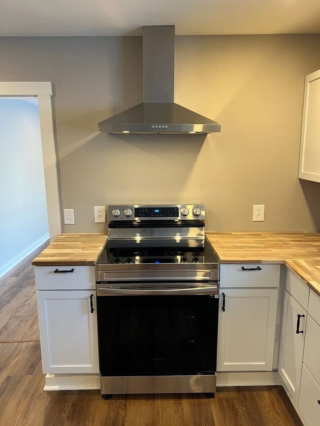 Building Photo - Remodeled Single Level 3 Bed, 2 Bath Home w/ 1 Car Garage