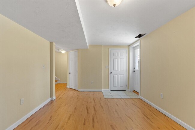 Building Photo - 27 Pine St