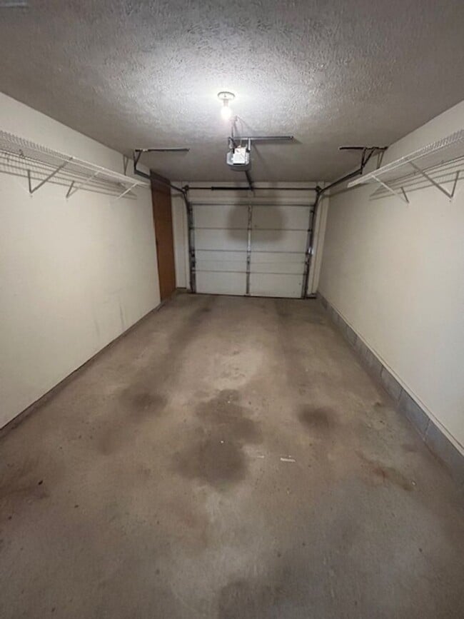 Building Photo - New Listing in Albion, Indiana!