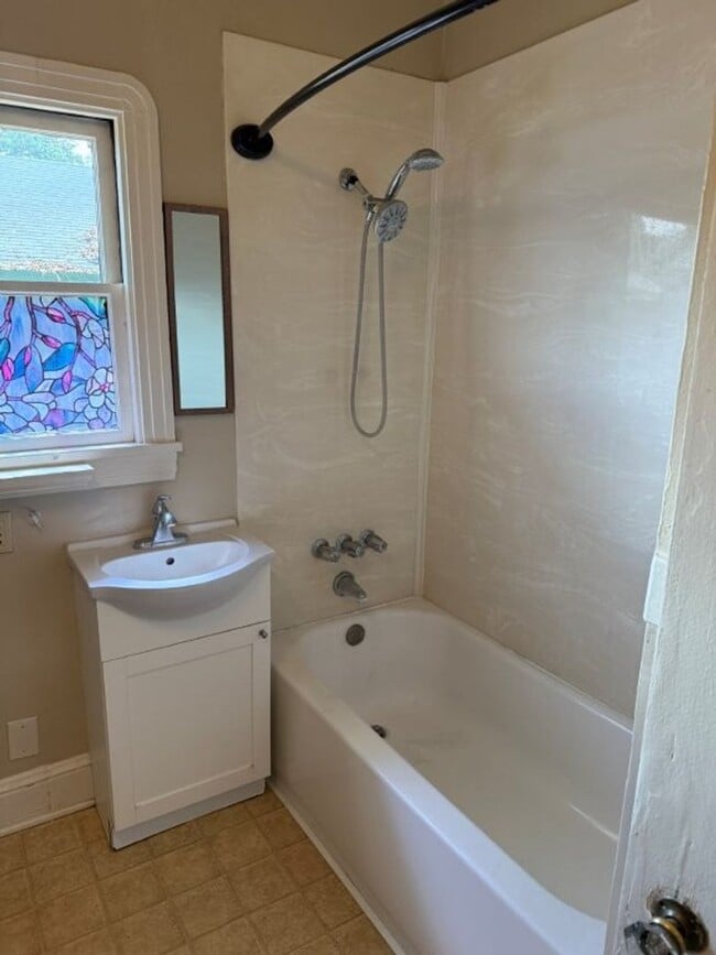Building Photo - Rare 2 Bedroom Home Downtown Dixon *Star R...