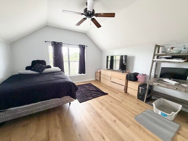 Building Photo - 6048 Garrett St