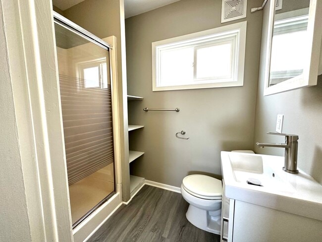 Building Photo - AVAILABLE JUNE - 5 Bed, 2 Bath Newly Renovated Home