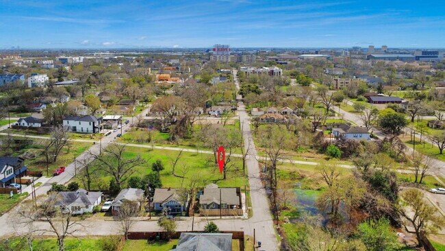 Building Photo - Historic Houston Charm with Modern Comfort Built In