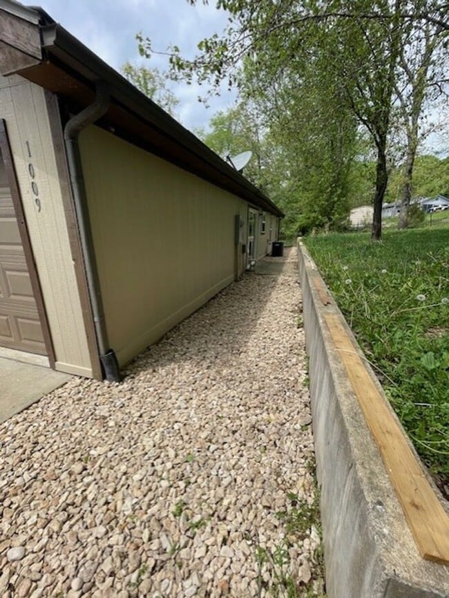 Building Photo - 3 Bedroom Home in Merriam Woods!