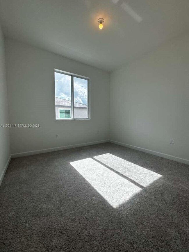 Building Photo - 632 SE 14th Ct