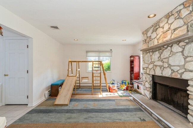 Building Photo - 13 75th St