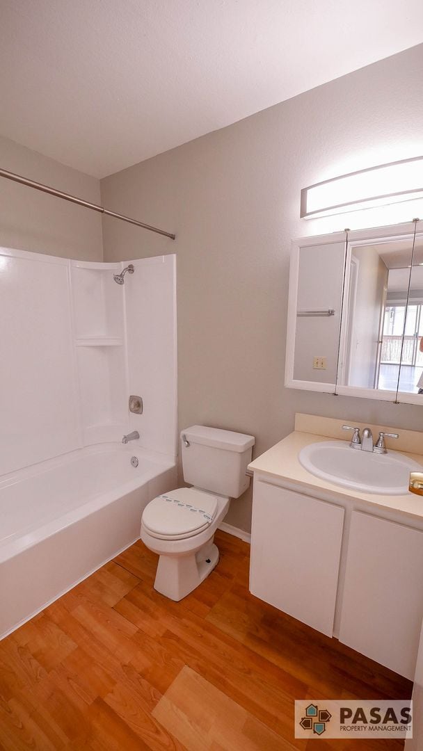 Building Photo - 2nd Floor 3 bed/2 bath Condo!