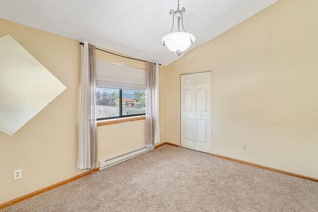 Building Photo - Redlands Escape - 2 Bedroom Condo with sunroom!