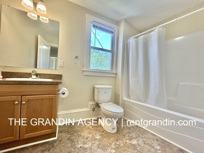 Building Photo - 1518 Wautauga St SW