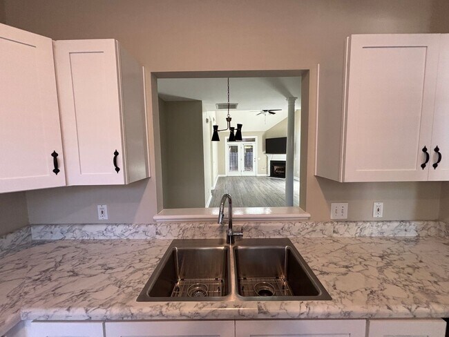 Building Photo - 3 Bed 2.5 Bath Town Home in Carleton Place ~ Students Welcome with Co-Signers!