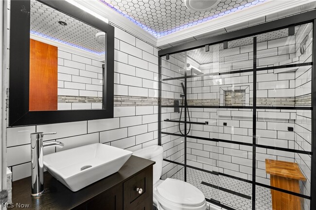 Building Photo - 1133 W 9th St