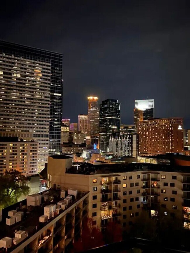 Building Photo - Beautiful 1 bed 1 bath executive condo! Heated parking, gym, sauna!