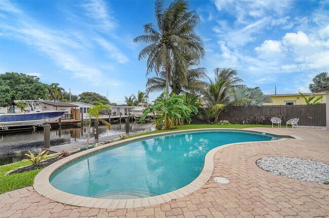 Building Photo - 4710 SW 43rd Ave