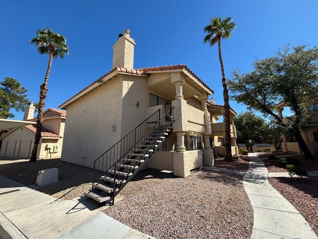 Building Photo - Gorgeous 2BED/2BATH Condo nestled in a Roc...