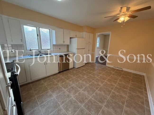 Building Photo - Spacious 4BR Home with Finished Basement, Screened Porch & Garage in Winston-Salem