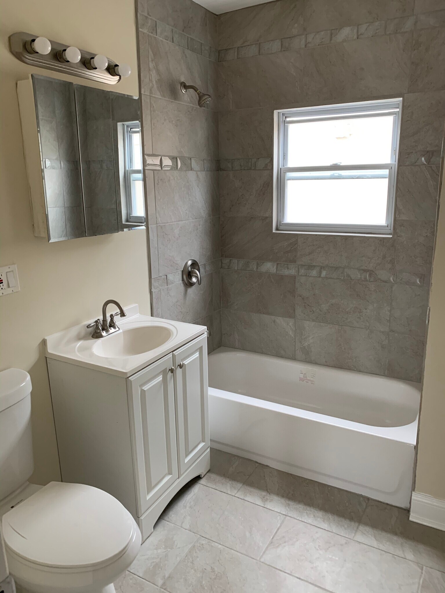 Building Photo - 4118 N Austin Ave