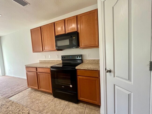 Building Photo - Plant City Townhome!!