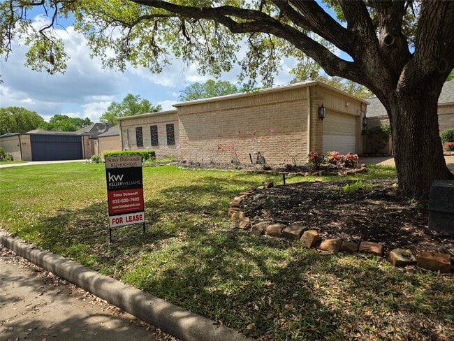 Building Photo - 406 Fox Briar Ln