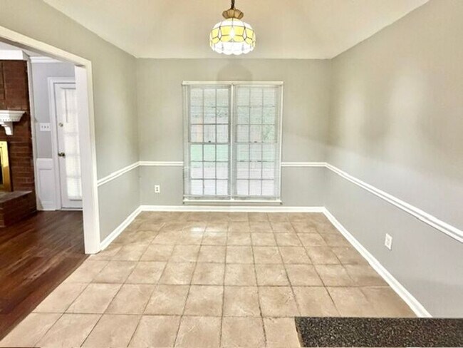 Building Photo - Spacious 3 Bedroom/2 Bath Home In Southeast Memphis, Available Now!