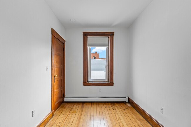 Building Photo - 201 19th St