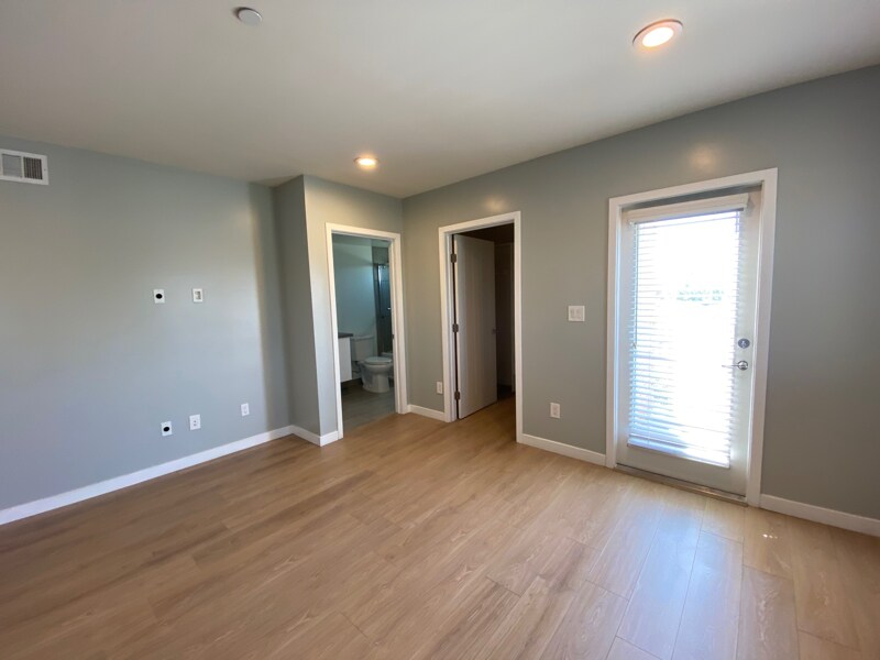 Building Photo - 627 N Mariposa Ave