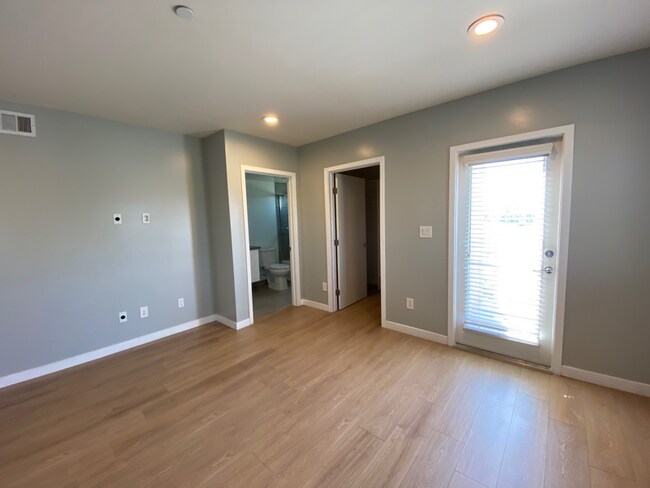 Building Photo - 627 N Mariposa Ave