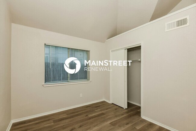 Building Photo - 3 Bedroom Pet-Friendly Home in FORT WORTH, TX with Main Street Renewal