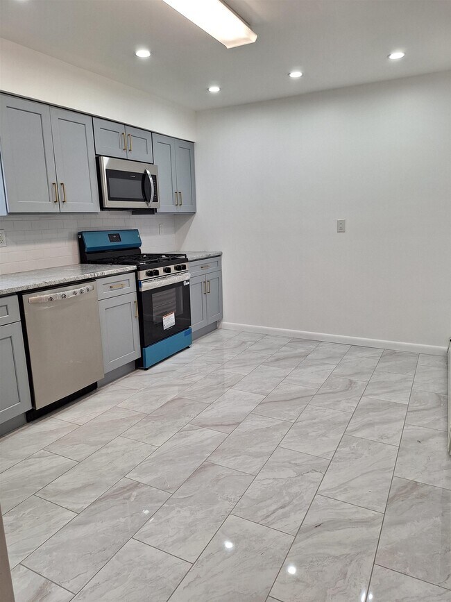 Building Photo - 169 W 51st St