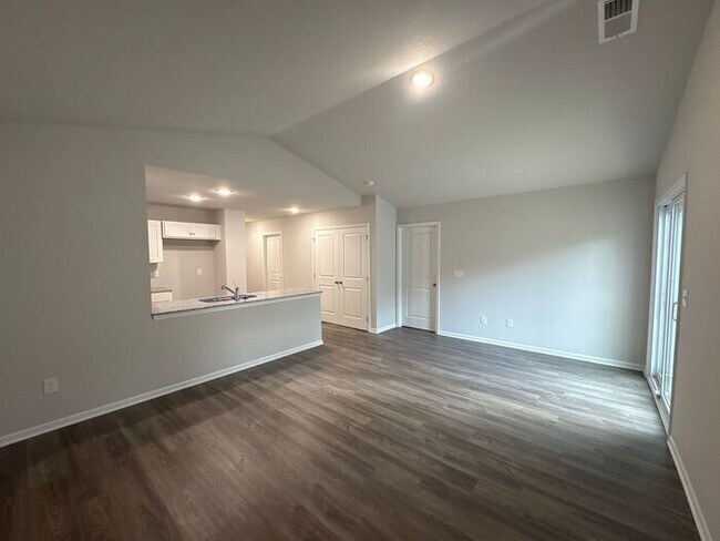 Building Photo - Charming 4-Bedroom Home with Spacious Livi...