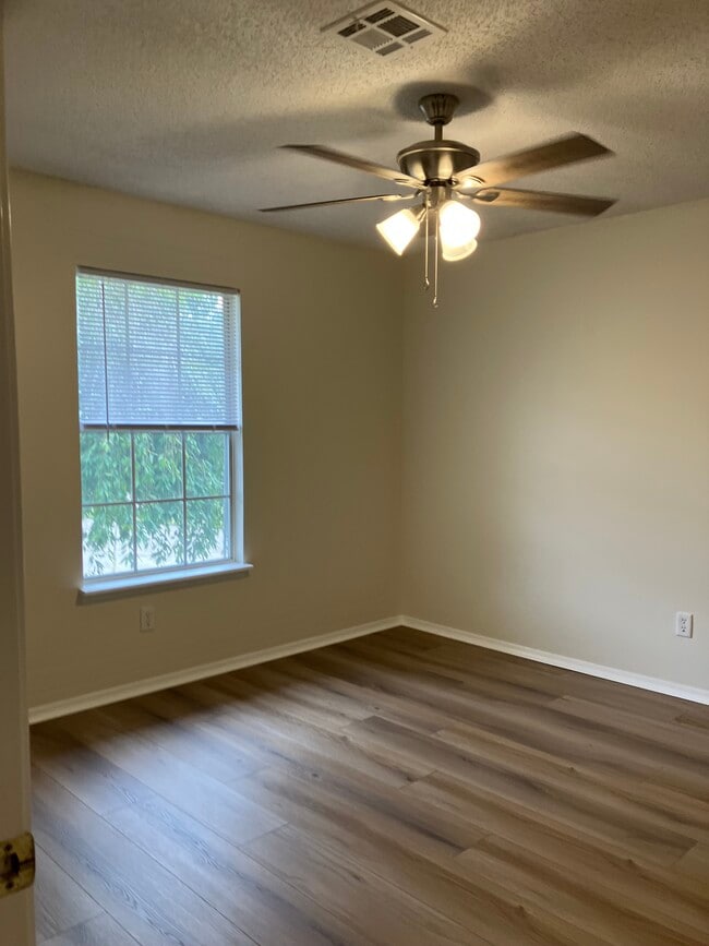 Building Photo - 8629 Golf Creek Dr