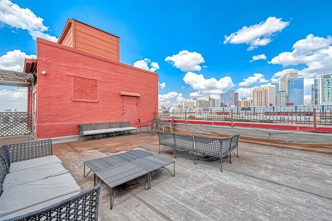 Building Photo - 2205 McKinney St