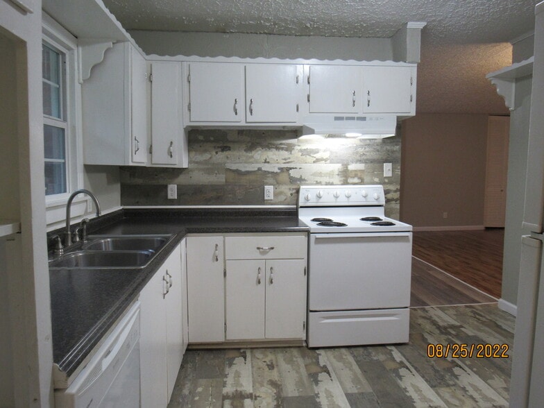 Building Photo - 2215 Macy Ave